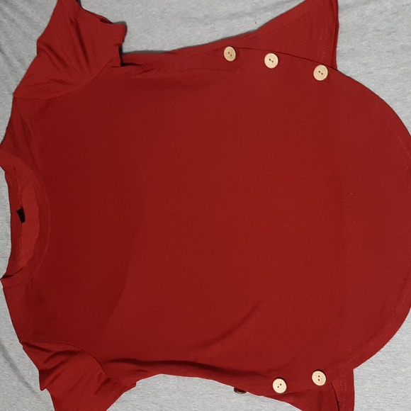 NEW! SHEIN button side solid tee - Picture 3 of 4